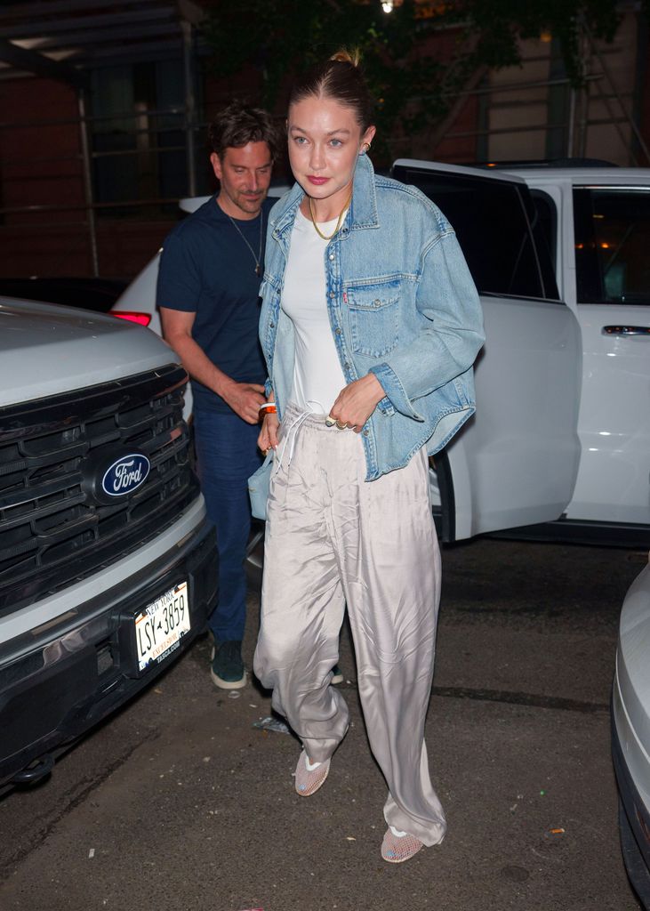 Este tipo de zapatos permitían lucir su pedicura en tonos azules que coordinaba con el resto de su look. 