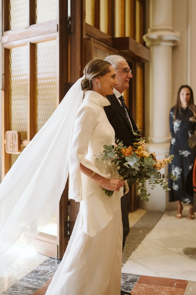 Entrada de la novia a la iglesia en la boda