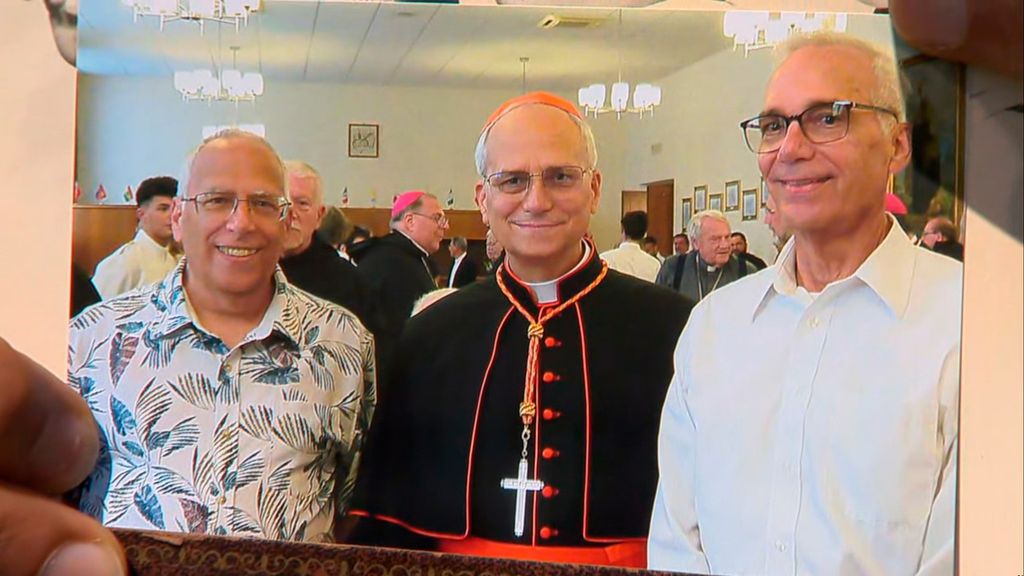El Papa León XIV con sus dos hermanos