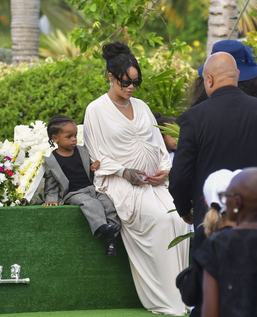 Rihanna ofreció sus respetos durante la ceremonia realizada en Bridgetonwn.
