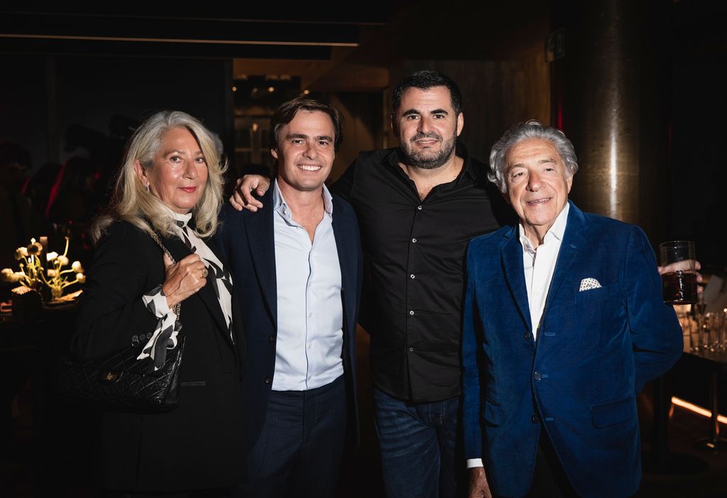 Emiliano Suárez y su mujer, Isabel, celebrando junto a su sobrino Emiliano y Fede León, novio de Marta Sánchez
