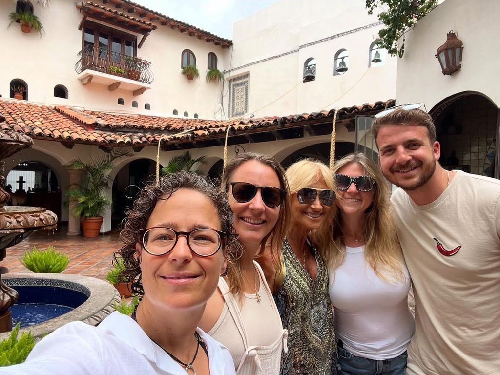 Adela y su familia fueron recibidos por Michelle Fridman, secretaría de Turismo de Jalisco.