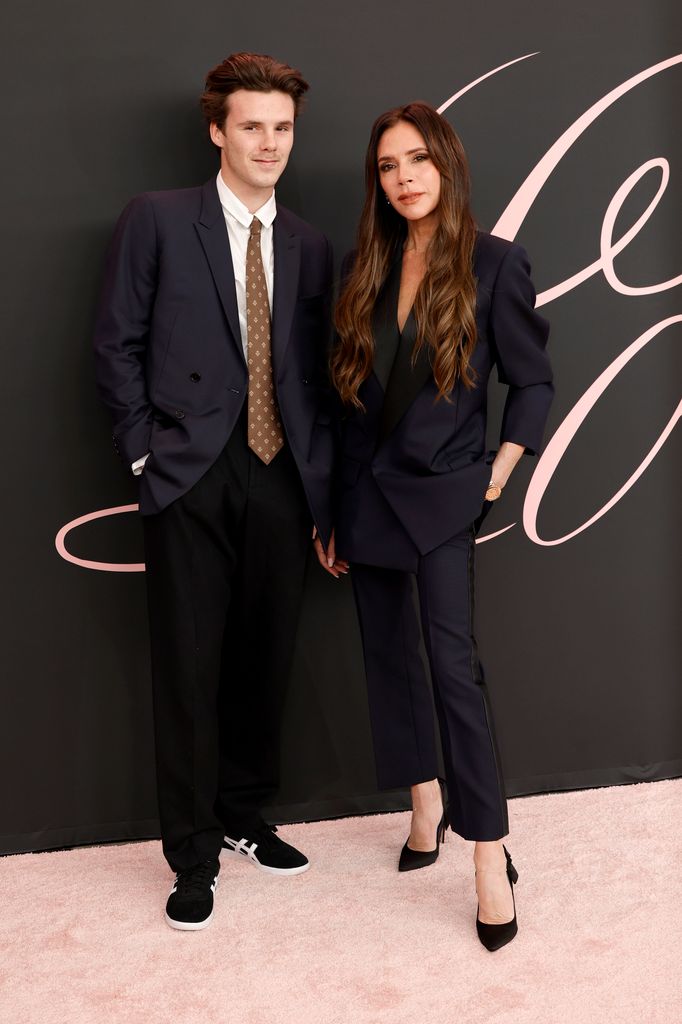 Cruz Beckham y Victoria Beckham en la premiere de "Lola" en el Regency Bruin Theatre en febrero de 2024, en Los Ángeles, California.