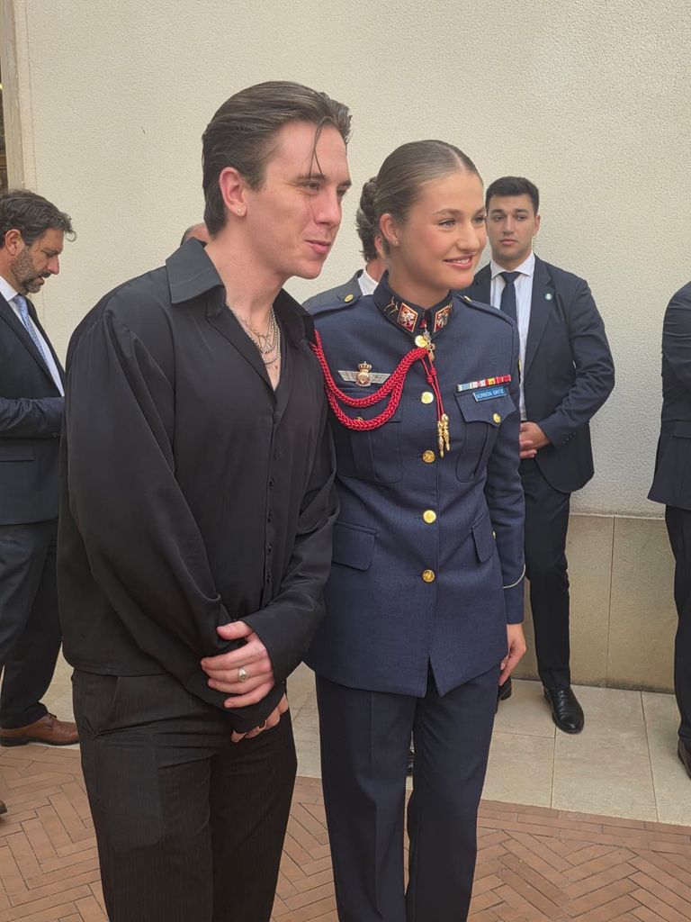 La princesa Leonor conoce al cantante Walls en Murcia el día que ha recibido las máximas condecoraciones de la región