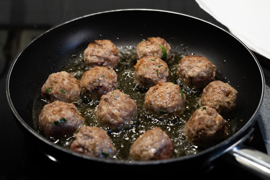 Se recomienda sellar primero las albóndigas de carne, antes de introducirlas en la salsa.