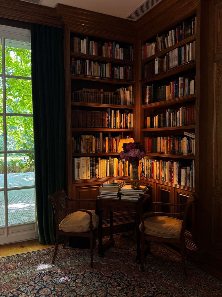 La madera invade la zona de biblioteca creando un ambiente muy cálido