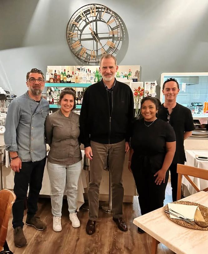 El rey Felipe VI posa con el equipo del restaurante mallorquín Sandro en una imagen tomada en 2023.