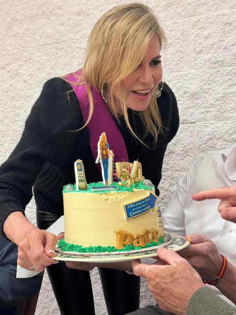 Patricia Cerezo soplando las velas por su 54 cumpleaños
