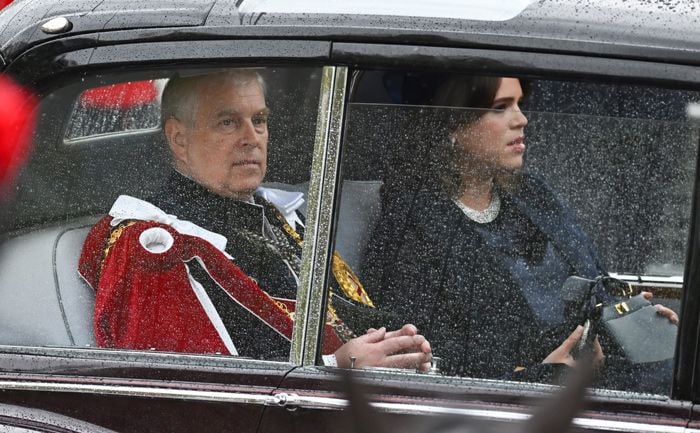 Harry relegado en la coronación de su padre, mientras Andrés revindica su sitio