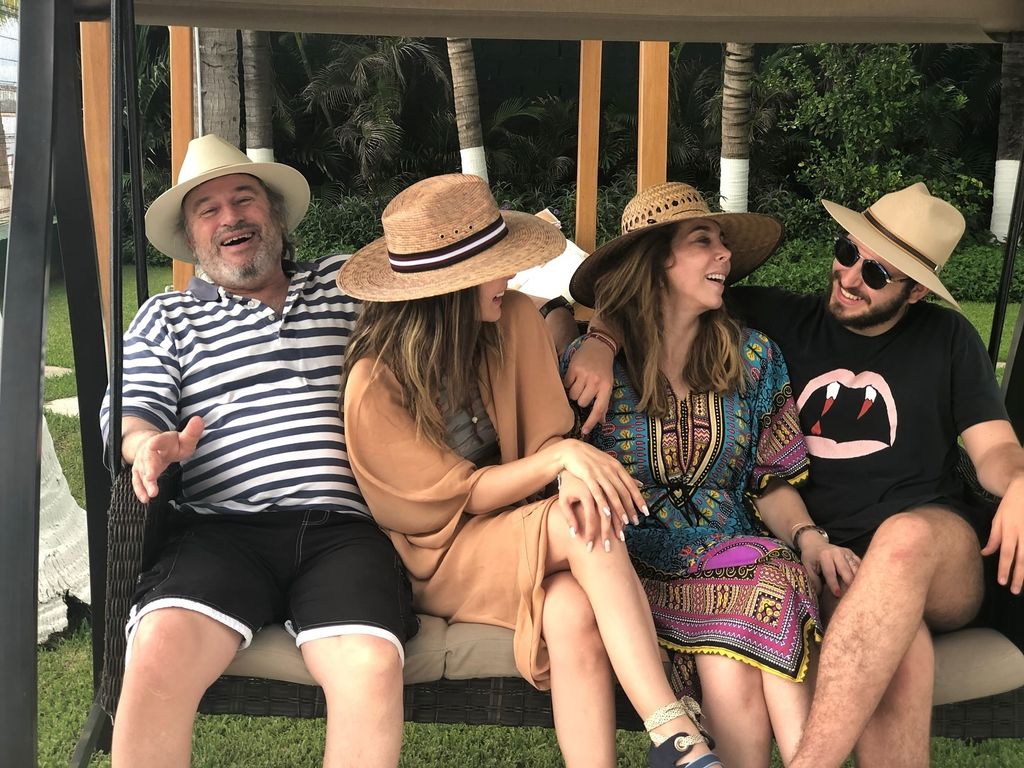 La madre de Belinda compartió hermosas postales familiares.