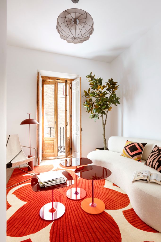 Salón decorado en blanco y naranja