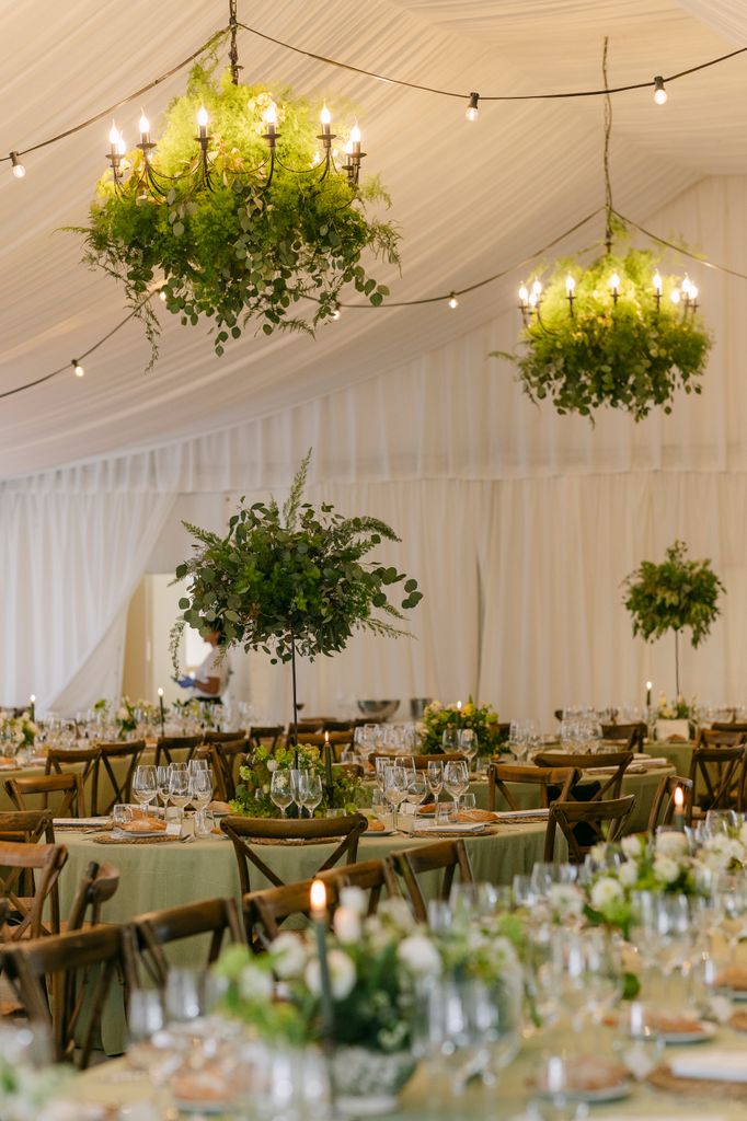 Decoración de bodas interiores con verdes