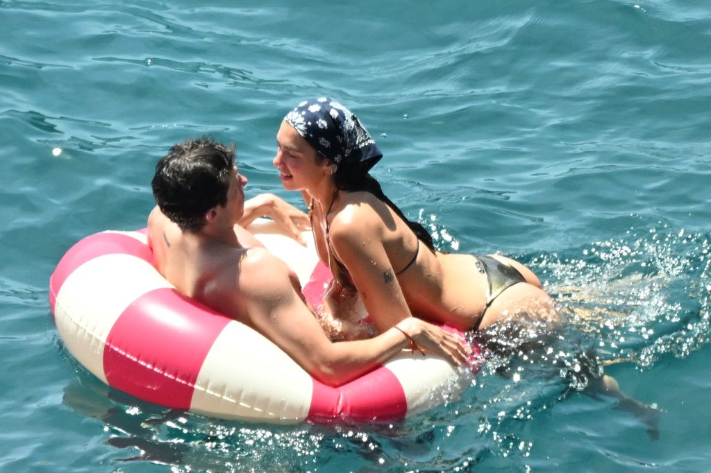 La feliz pareja fue vista mostrando sus envidiables cuerpos tonificados de playa mientras se relajaban en la playa y entre las olas del mar.
