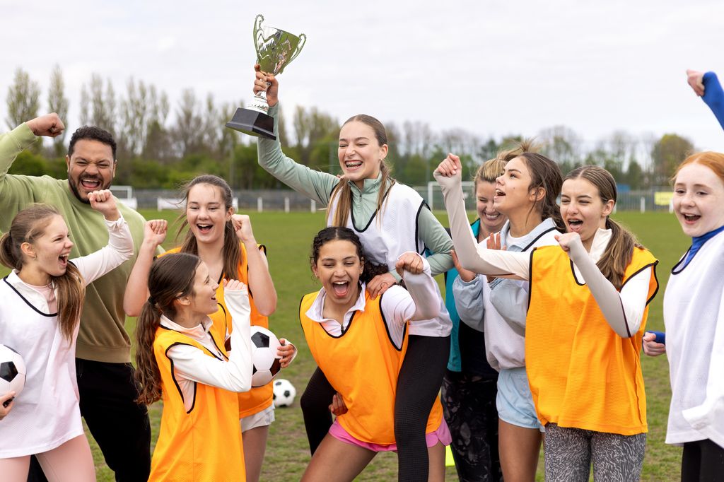 Equipo de fútbol femenino celebrando la victoria 

