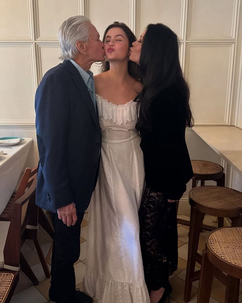 Michael Douglas y Catherine Zeta-Jones celebran la graduación de su hija Carys