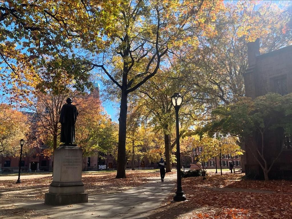 Lynda Lopez compartió algunas postales de otoño de Yale.