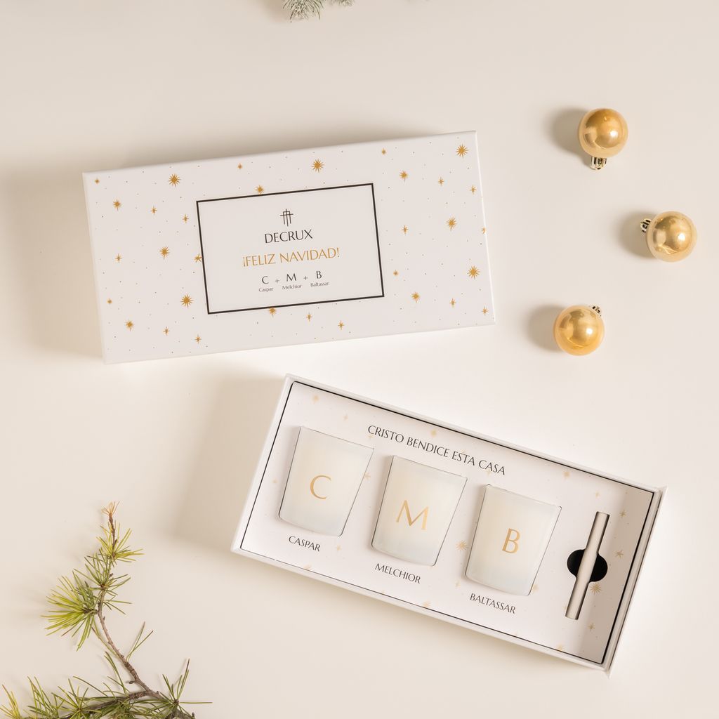 Este pack incluye tres velas de 80 gr. Con las iniciales en latín de los Reyes Magos.