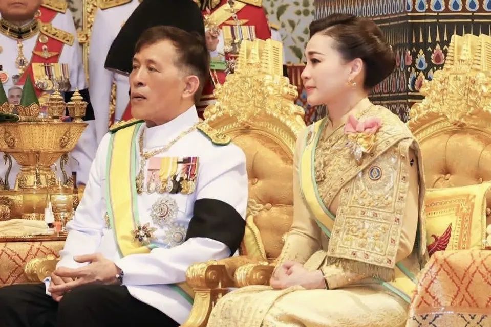 Tailandia se engalana con motivo del 74 cumpleaños del Rey