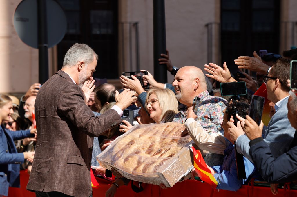 El rey Felipe recibe una hogaza de pan de 9 kilos en Tudela (Navarra)