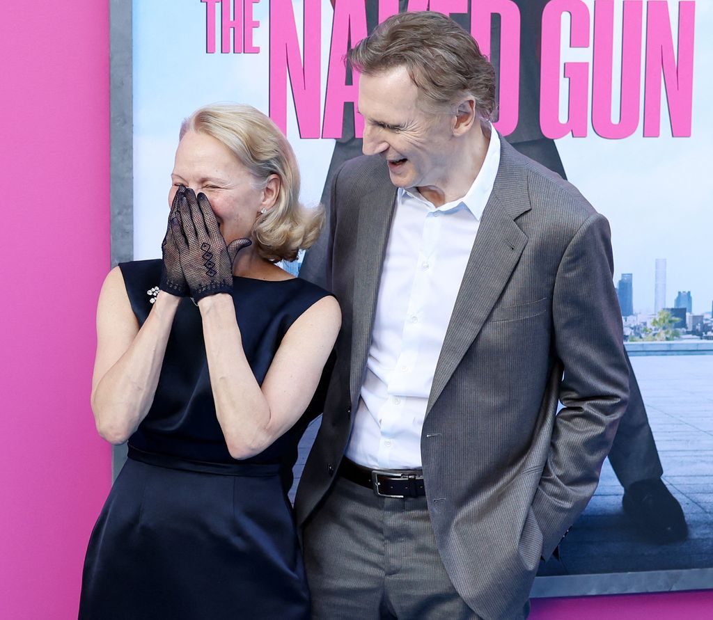 Pamela Anderson y Liam Neeson en el estreno de The Naked Gun en Nueva York el 28 de julio de 2025