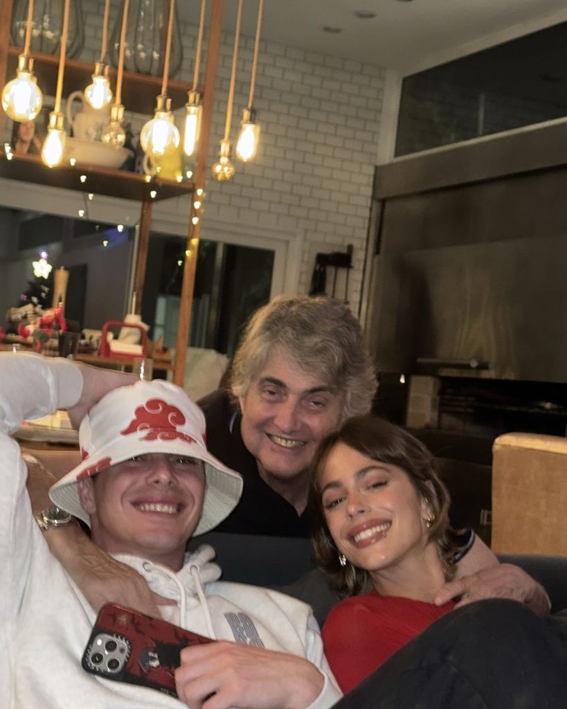 Tini Stoessel junto a su padre Alejandro, y su hermano Francisco.