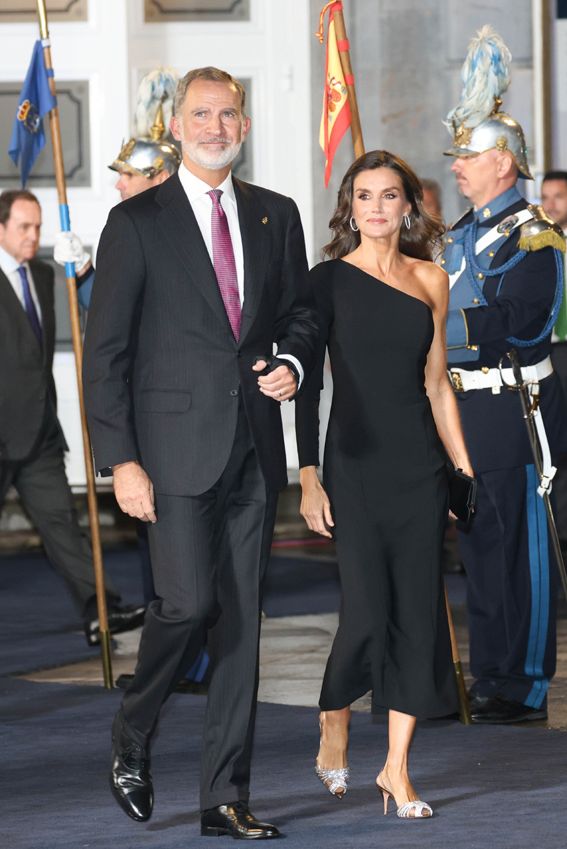 La férula de última generación que lleva el rey Felipe a la espera de si debe pasar por el quirófano 
