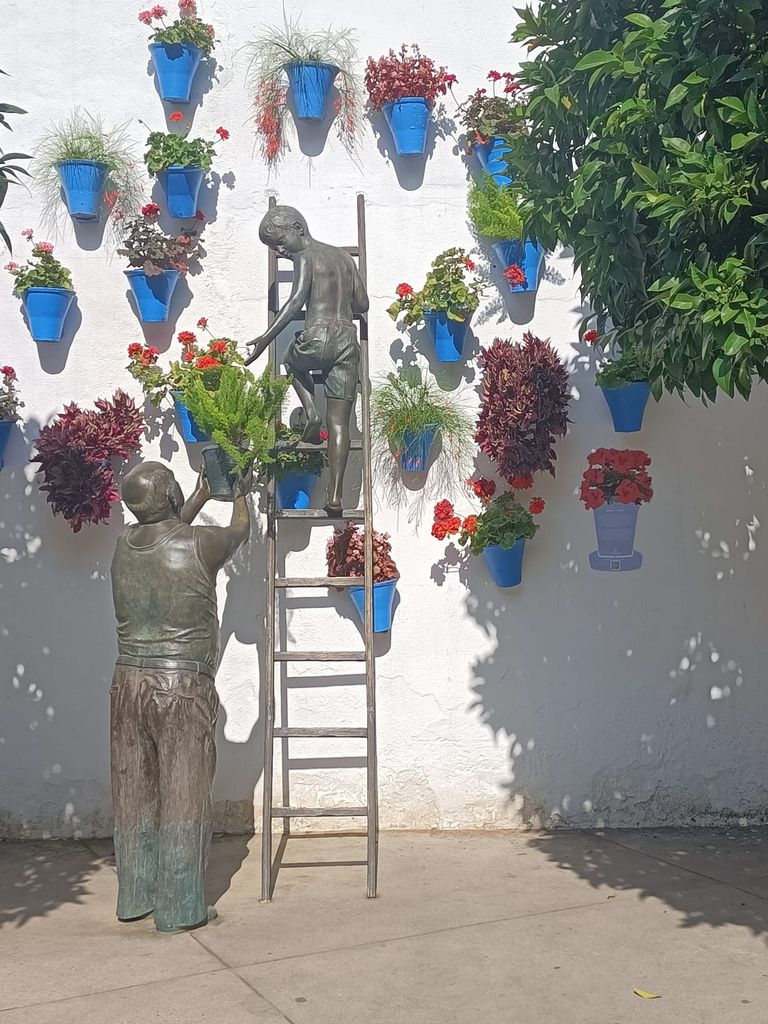Escultura homenaje a los patios cordobeses en el Barrio de San Basilio de la ciudad