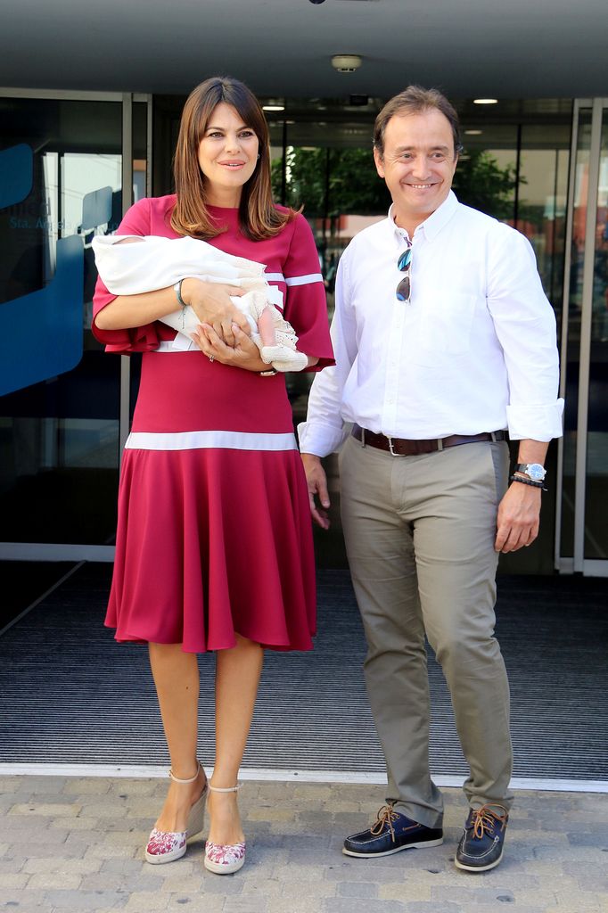 María José Suárez y Jordi Niet, tras salir del hospital con su hijo