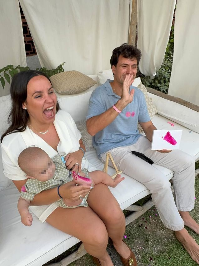 Carolina y Álex con su hijo mayor en la pasada 'gender reveal'