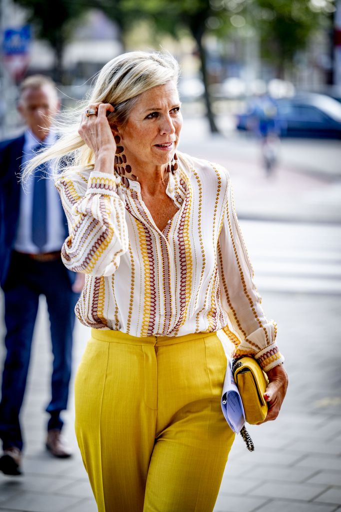 La reina Máxima con una blusa y pantalones amarillos