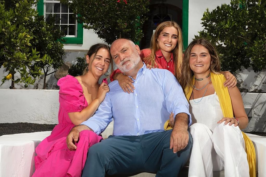 El prestigioso chef posa feliz junto a sus tres hijas a las que han inculcado el amor por España, la gastronomía y la solidaridad