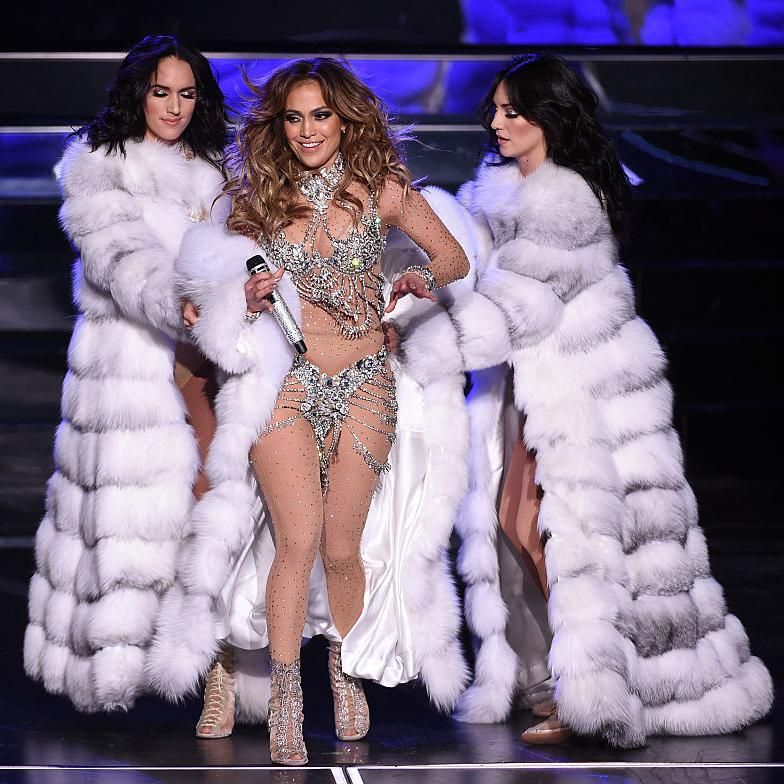 los looks de jlo sobre el escenario apuesta por muchas transparencias