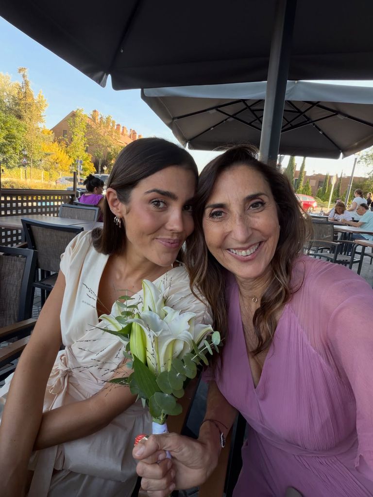 Tras la firma, lo celebraron brindando en una terraza