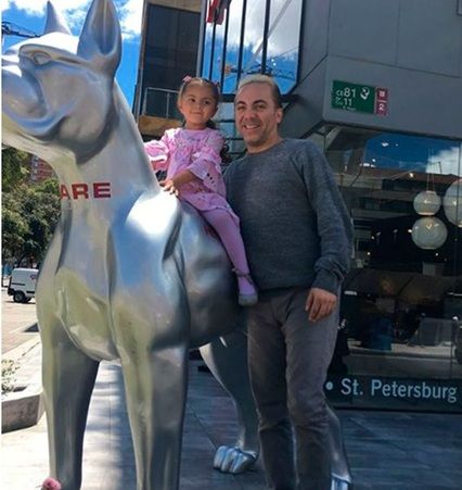 Cristian Castro con su hija Rafaela en una foto del baúl de los recuerdos.
