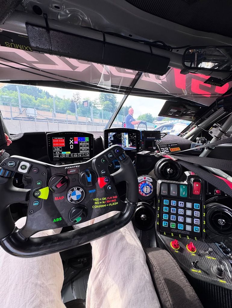 El hijo de Laurent y Claire de Bélgica, dentro de un coche de carreras