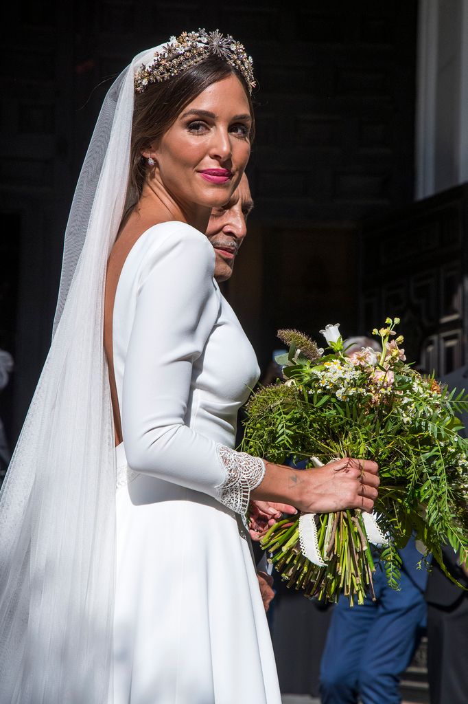 La diseñadora el día de su boda, al llegar a la Catedral de Sevilla