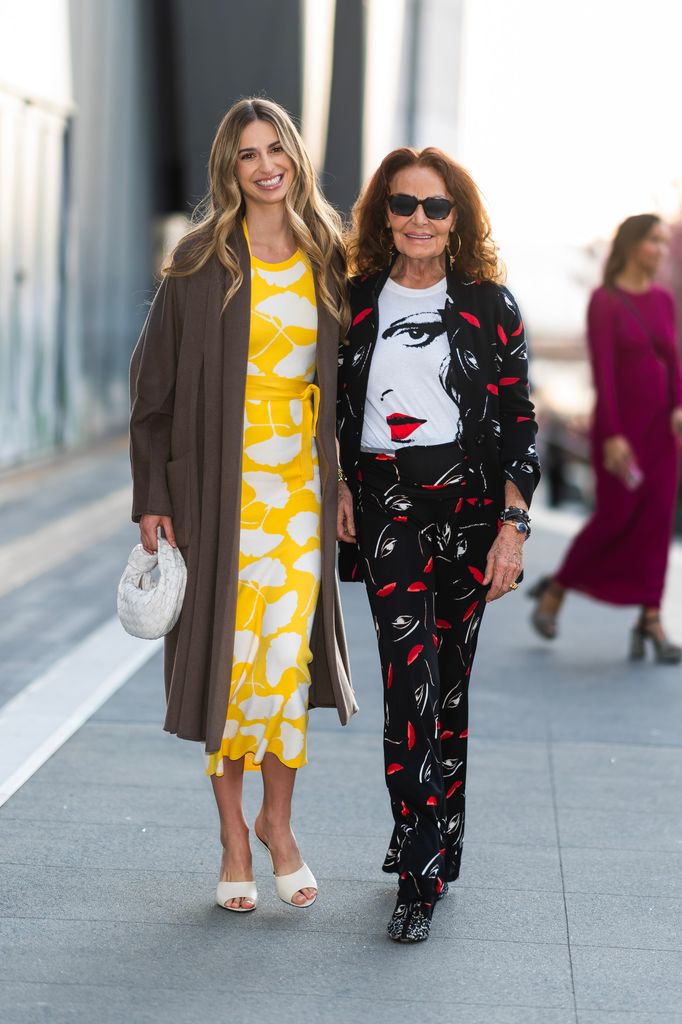 Talita von Furstenberg y Diane von Fürstenberg asisten a un evento en 2024.