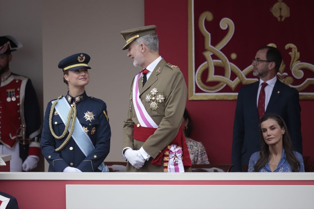 El Rey comparte confidencias con su hija durante el desfile