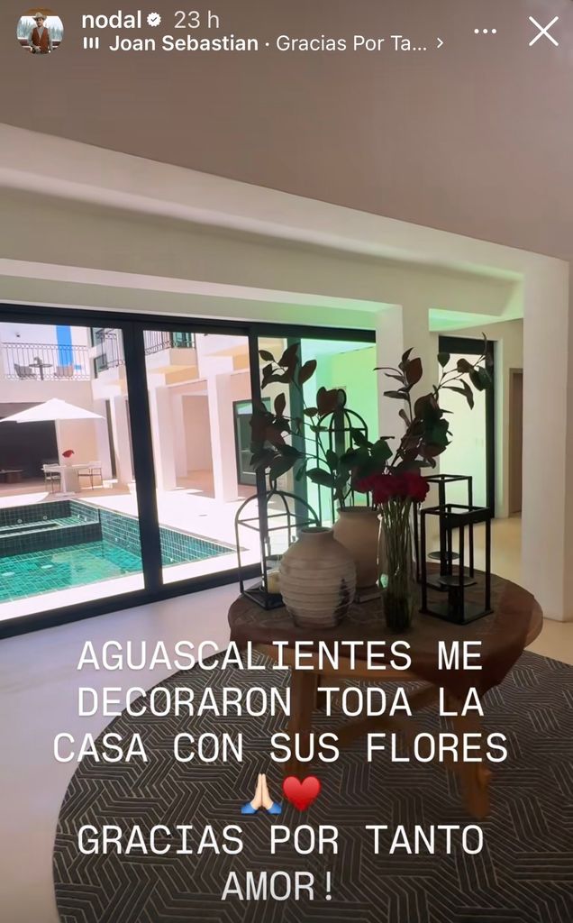 Nodal agradeciendo las flores que le regaló la gente en Aguascalientes. La foto fue tomada en la casa que comparte con Ángela Aguilar en Zacatecas.