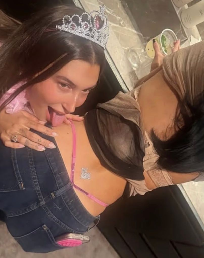 Hailey Bieber mostrando su lado divertido
