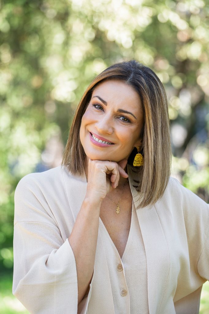 Silvia Jato, posando con una mano bajo su barbilla