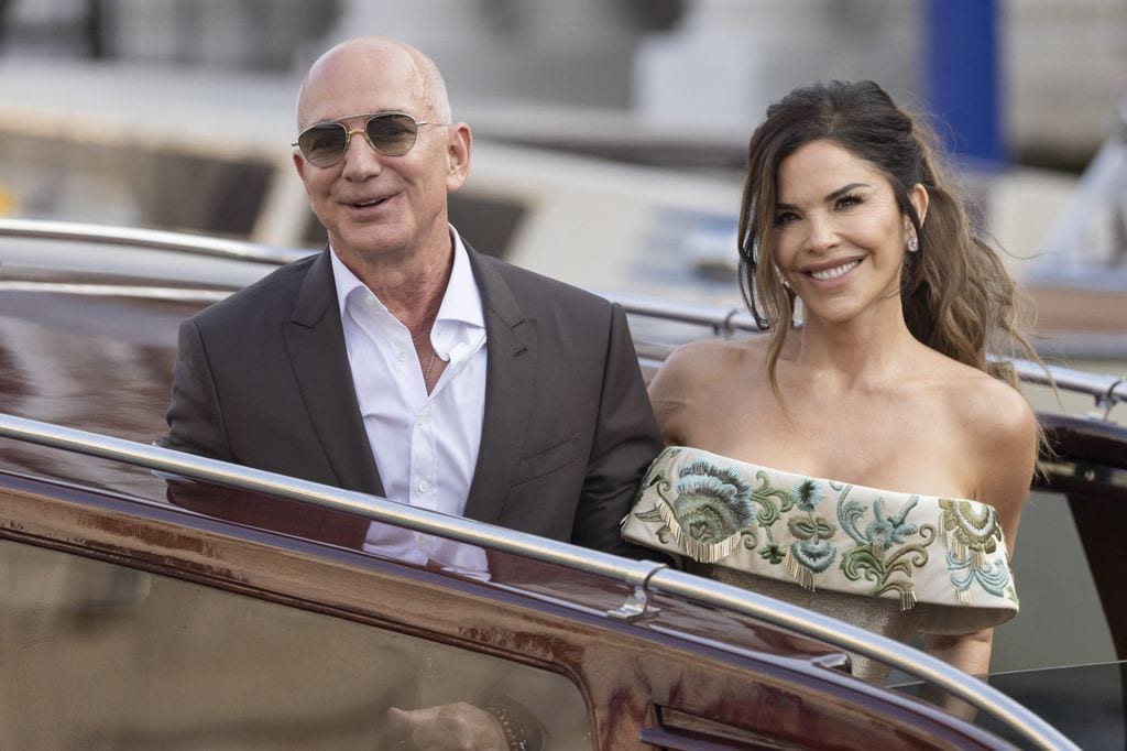 Jeff Bezos y Lauren Sánchez saliendo de su hotel en Venecia el 26 de junio de 2025.