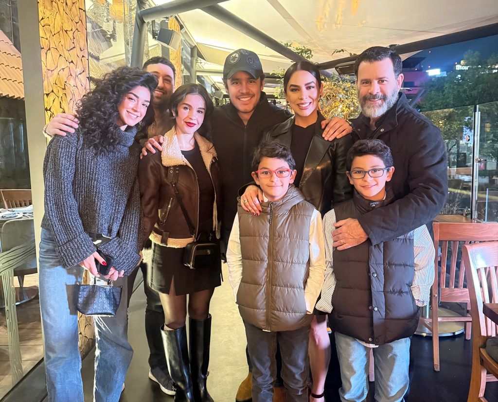 Biby Gaytán celebró su cumpleaños junto a su esposo, sus hijos y su futuro yerno.