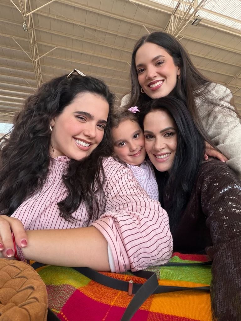 América Guinart y su nieta Cayetana, junto a Camila y América Fernández