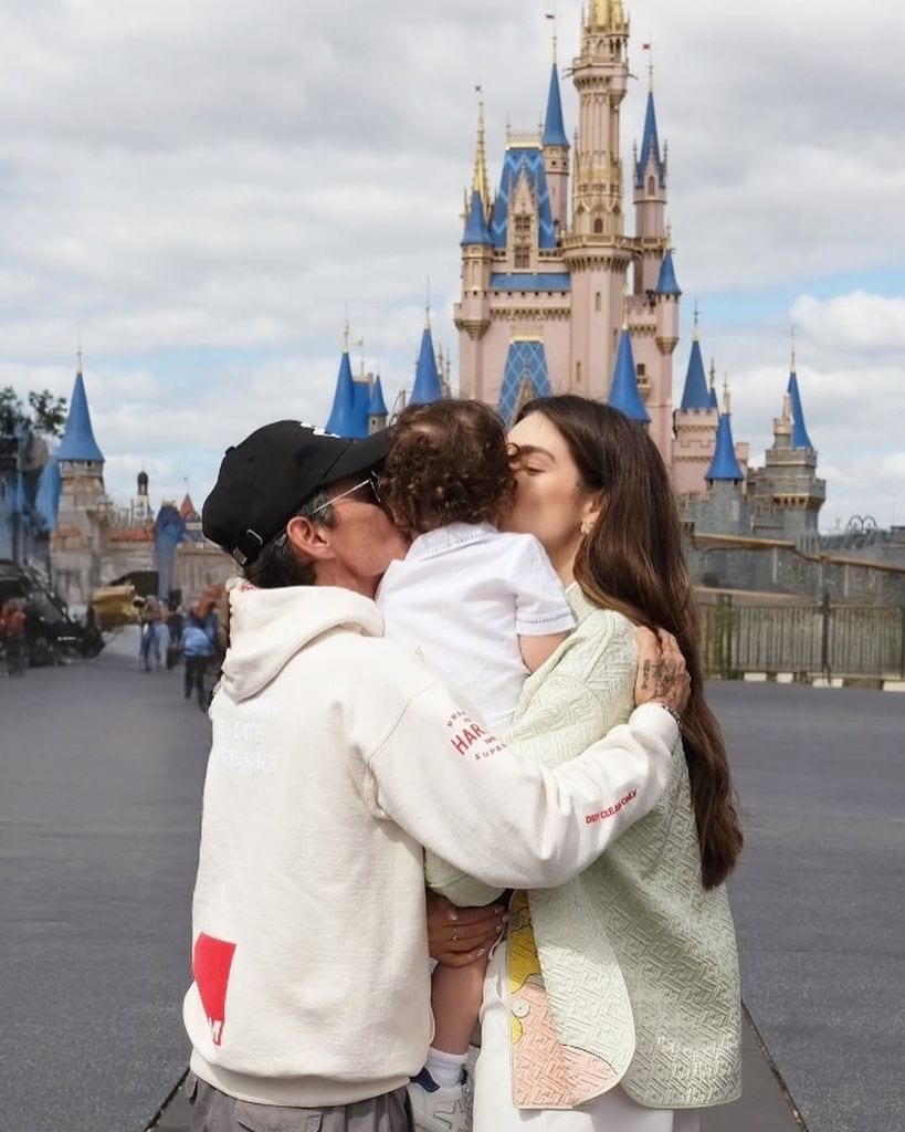 Nadia Ferreira y Marc Anthony con su hijo Marcos 