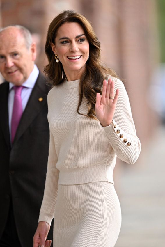 La princesa de Gales vuelve a presumir de piernas con una falda ajustada de punto
