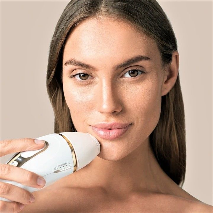 Rostro de mujer depilándose con depiladora IPL de Braun