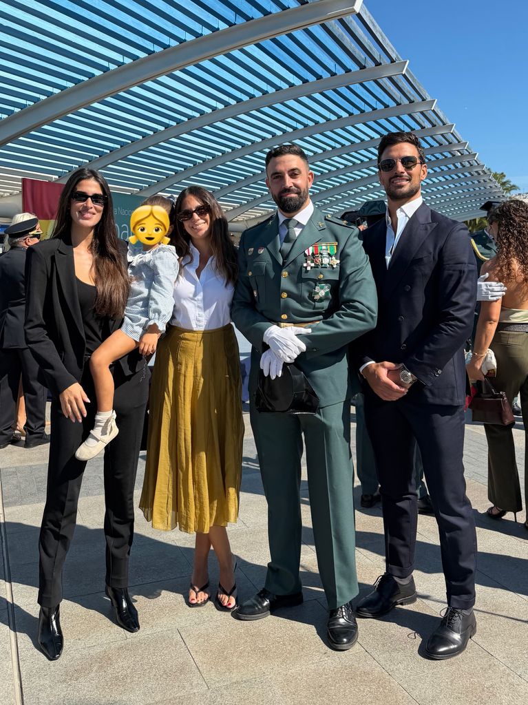 Jaime Astrain, Lidia Torrent y su hija acompañan al hermano del actor, Carlos Astrain, en un día importante para él
