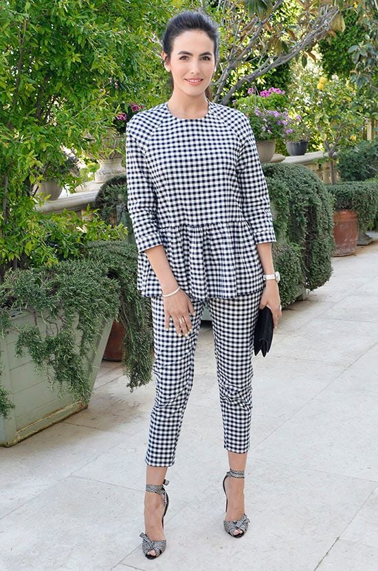 Camilla Belle con un total look de cuadros vichy