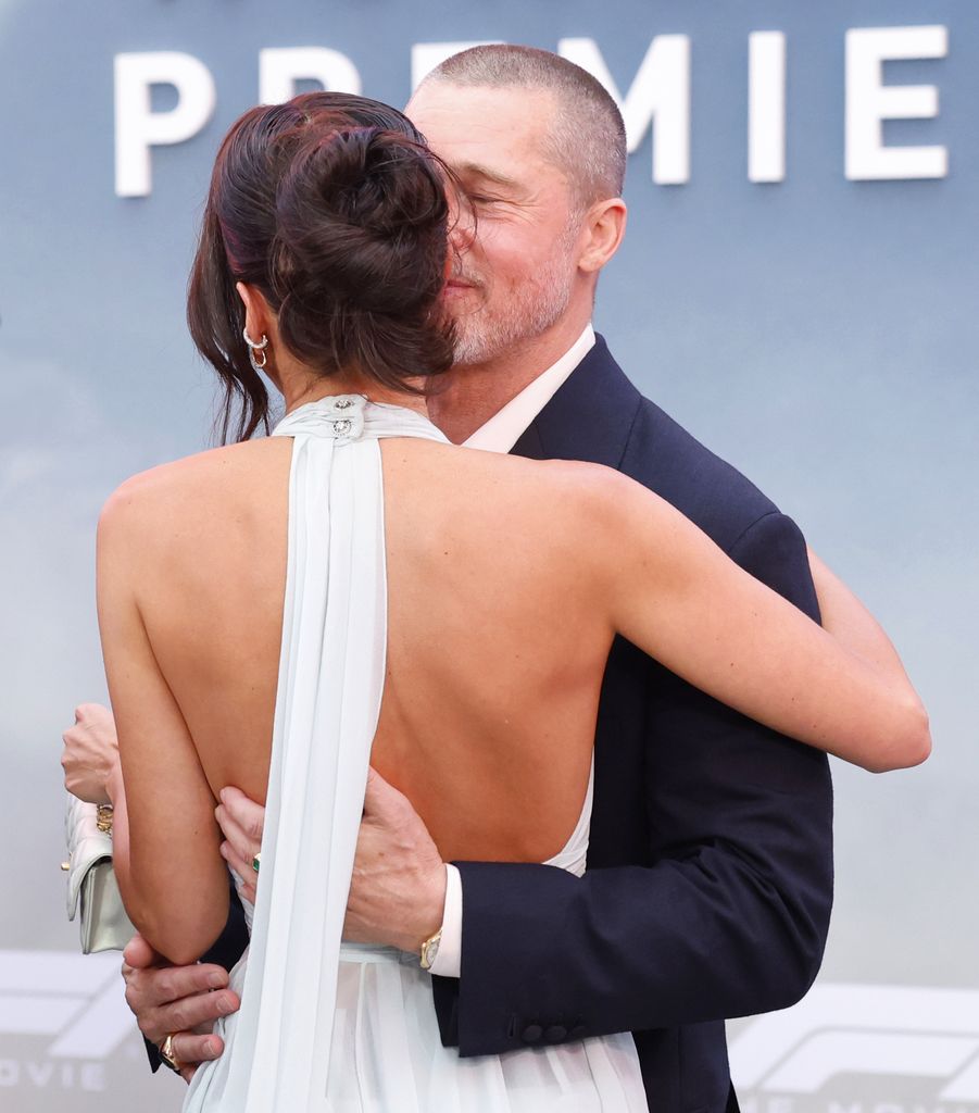 Brad Pitt e Ines de Ramon en el estreno de "F1" en Times Square (Nueva York) el 16 de junio de 2025